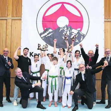 Ein halbes Dutzend Medaillen - Die erfolgreiche Delegation des Karate-Clubs Wohlen am Pilatus-Cup. Bild: zg