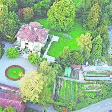 Protestnote an den Gemeinderat - Dieses Anwesen gilt es unbedingt zu schützen, ohne jegliche Kompromisse: Das Anwesen Villa Isler mit dem Sitz des Schweizer Strohmuseums. Ganz rechts das Land der Firma Stach Investment AG. Bild: Archiv