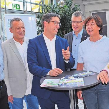 Die zweite Gewinnerin - Die FDP-Kandidierenden haben Grund zur Freude. Von links: Martin Walt, Alexander Eigensatz, der wiedergewählte Stefan Huwyler, Präsident Tobias Knecht, Franziska Hirzel und Henrieta Suter-Paulik. Bilder: Thomas Stöckli