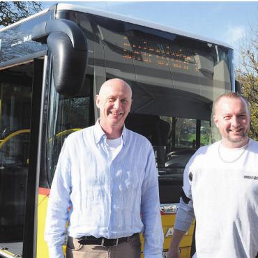 Das Steuer rechtzeitig abgeben - Geschäftsführer Adrian Geissmann (links) freut sich, dass der jetzige Fahrdienstleiter Pascal Studer von PostAuto Schweiz mit der Leitung des Standorts Hägglingen beauftragt wurde. Bilder: Chregi Hansen / zg