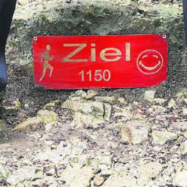 Von farbenfroh bis eisig - Ferienausflug in den Kanton Solothurn zum 1000er-Stägeli am Born. Markus Büchi und Brigitte Stäger aus Fahrwangen sind wie immer sportlich unterwegs: «Neben tollen Eindrücken mit Blick ins Mittelland und in die Alpen durften wir auch noch einen Muskelkater mit nach Hause nehmen», schreiben sie zu diesem Bild – und schicken dazu sportliche Grüsse.