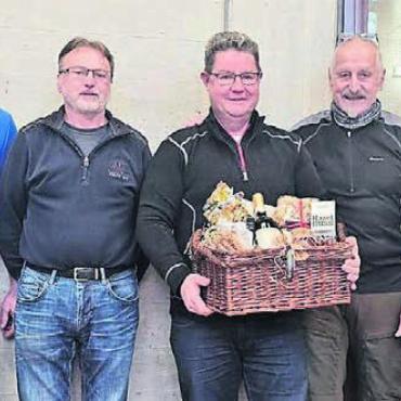 Boswil siegt doppelt - Der treffsichere Vorstand der Schützengesellschaft Boswil, von links: Annemarie Keusch, Peter Huwiler, Beat Christen, Daniel Bucher, Willy Keusch, Reto Koch und Walter Köpfli. Bild: zg
