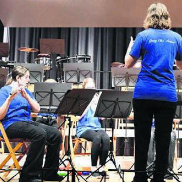 Funkenregen der Begeisterung - Dirigentin Barbara Seiler und die Young-Vibes-Band bei ihrem ersten Auftritt als Vorband zum Jahreskonzert.