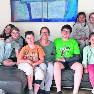 Anderen helfen, von klein auf - Ein Teil der grossen Gruppe rund um Dorothea Majoleth (Mitte) und Erna Majoleth (rechts), die für die Kinder in Bangladesch Geld sammelten. Bild: zg
