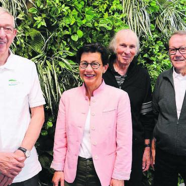 Grosse Rochade im Vorstand - Präsident Herbert Strebel (rechts) muss an der GV gleich drei Vorstandsmitglieder verabschieden. Es sind dies (von links) Paul Buck, Yvonne Notter und Adrian Heimgartner. Bild: Chregi Hansen