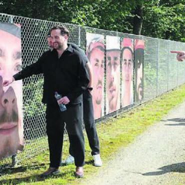 JAHRESRÜCKBLICK - Bilder, Menschen, Emotionen - 28. Mai: CEO Markus Blocher (rechts) eröffnet persönlich eine Bilderausstellung rund um das Betriebsgelände der Dottikon ES.