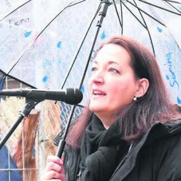Wie eine Art Brückenbauer - Grosse Freude: Schulleiterin Sandra Passerini.