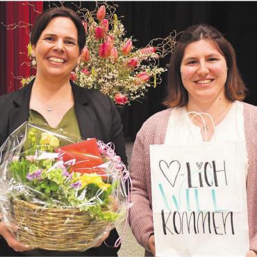 Zwischen Tradition und Innovation - Nicole Keusch, die sich im Berzirksvorstand engagiert hat, tritt aus beruflichen Gründen zurück. Als ihre Nachfolgerin wählte die Versammlung die Abtwilerin Sabrina Rüttimann (v. l.). Bilder: Verena Anna Wigger