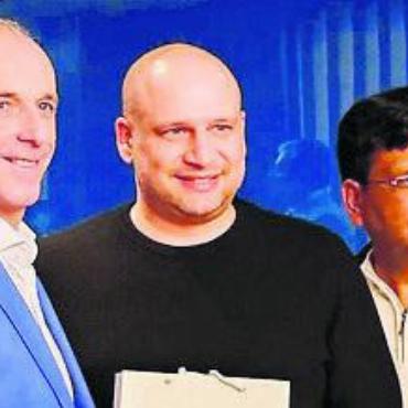 Ein weiteres Abenteuer - Antonio Cerundolo (Mitte) mit Roy Baker, Präsident von WAKO International (links), und WAKO-India-Präsident Santosh K. Agrawal. Bild: zg