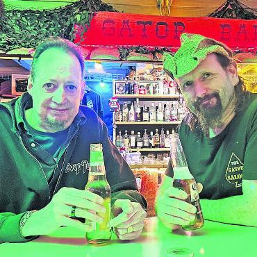 Mit ganz viel Herzblut - Ihnen bedeutet «The Gator Saloon» viel: Patrik Brunner (links) und Guido Viana. Bild: Annemarie Keusch