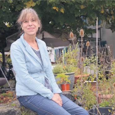 «Lernen, weniger zu verbrauchen» - Die Naturnähe bedeutet ihr viel: Rita Müller vor ihrem Wohnhaus in Bünzen. Bild: Thomas Stöckli