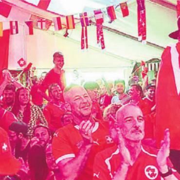 Historische Party bleibt aus - Der Höhepunkt in der 75. Minute. 1:0 für die Schweiz. Im «Löwen» in Boswil wird gejubelt.