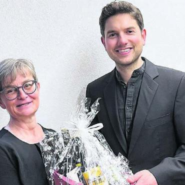Musikalisches Dessert - Therese Schenk, Präsidentin des Wohler Konzertchors pro musica vocale, bedankt sich beim Dirigenten Jonas Ehrler für das überaus gelungene Konzert.