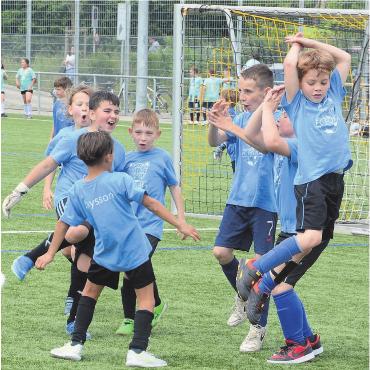 Bilder, Menschen, Emotionen - 29. Mai: In Villmergen findet das traditionelle Schüler-Fussballturnier statt. Die Kids beweisen, dass sie nicht nur mit dem Ball gekonnt umgehen, sondern dass sie auch jubeln können wie die grossen Vorbilder.