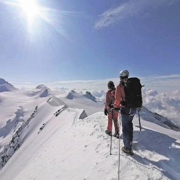 Winter geht auch im Sommer - Werner Weber aus Villmergen schickt dieses Bild von seiner Liskamm-Überschreitung Mitte Juli. Er schreibt dazu: «Wir hatten schönstes Sommerwetter.» Übrigens: Der Liskamm auf über 4500 Metern über Meer ist tückisch und trägt den Beinamen «Menschenfresser».