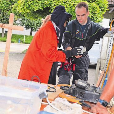 Mitmachen erwünscht - Einen «Keller» voll Wasser stromfrei machen. Dafür braucht es Schutzkleidung.