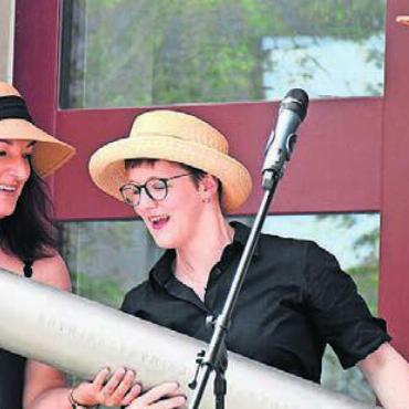 «Das Werk gefällt den Menschen» - Symbolischer Akt bei der Schulhaus-Einweihung: Vizeammann Thomas Burkard übergab die Zeitkapsel an die Schulleiterinnen Sandra Passerini (links) und Barbara Bolliger. Bild: Archiv/dm