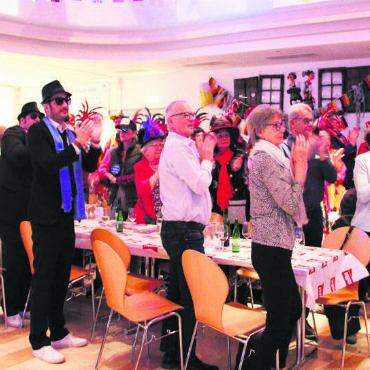 Ins Schwarze getroffen - Das Publikum wird am Strauschnitt bestens unterhalten und zeigt dies mit Standing Ovations.