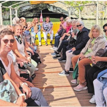 Eingetaucht in die Geschichte - Die Landfrauen auf dem Weg zum grossen Stein mitten im Wasserfall. Bild: zg