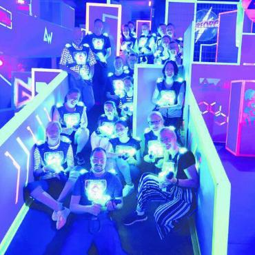 «Teamevents formen uns erst zur aktiven Jost-Frauschaft» - Es ist Lasertag, ein Spiel, in dem man sich mit Laser «abschalten» muss. Bild: zg
