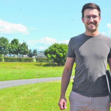 Ein Dorf im Ausnahmezustand - Anstatt der grünen Wiese wird es hier am Wochenende wimmeln von Besucherinnen und Besuchern. Oliver Leu, OK-Präsident des Dorffestes Auw, freut sich. Bild: Annemarie Keusch