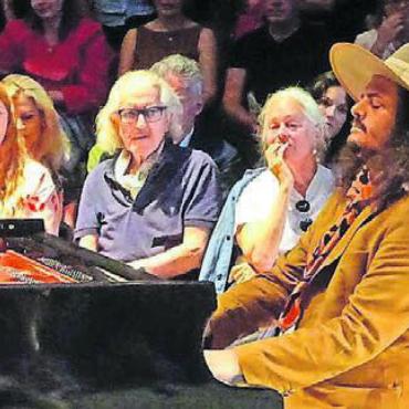 JAHRESRÜCKBLICK - Bilder, Menschen, Emotionen - 2. September: Der Wohler Pianist Nicolas Streichenberg gibt vor den Augen von Musiker und Produzent Dieter Meier ein Konzert im Kunsthaus Zürich.
