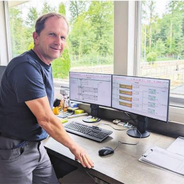 «Es wurde viel Blödsinn erzählt» - Patrick Jaehn hat von seinem Büro aus alles im Blick. Seine Kläranlage wurde in den vergangenen 20 Jahren laufend modernisiert. «Die technischen Fortschritte und die Digitalisierung haben auch die Abwasserreinigung noch effizienter und damit sauberer gemacht», sagt er. 
Bild: Marco Huwyler