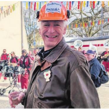 «Lachen, feiern, fröhlich sein» - Der Ex-Ammann amtet derweil als Plakettenverkäufer.
