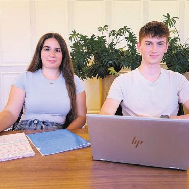 Teenager leiten Stadtverwaltung - Verantwortlich sein: Die Lernenden übernehmen auch die Planung und Kommunikation ihres Projektes selbst. Während ihre beiden Gspänli den Stadtrat informierten, kümmerten sich Fabio Buggiani und Olivia Schönbächler um die Medienarbeit mit dem Journalisten. Bild: Marco Huwyler