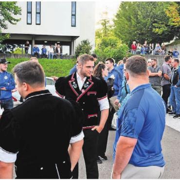 Auf Tuchfühlung mit ihrem Helden - Alle kamen und gratulierten Joel Stebel und seinen Kollegen.