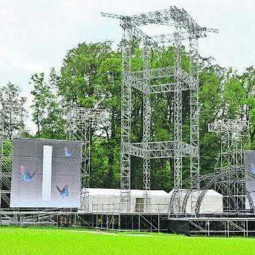 Eintauchen in eine andere Welt - Das Festivaldorf steht: Die Hauptbühne wartet mit einer 28 Meter hohen LED-Screen-Wand auf. Bild: sab