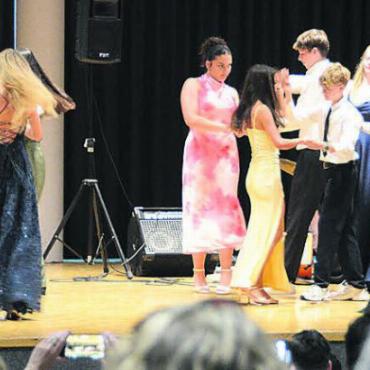 Berufsmatur schlägt Kanti - Mit einem gemeinsamen, fremdländischen Volkstanz sagen die Neuntklässler der Schule in Dottikon Adieu. Bilder: Chregi Hansen