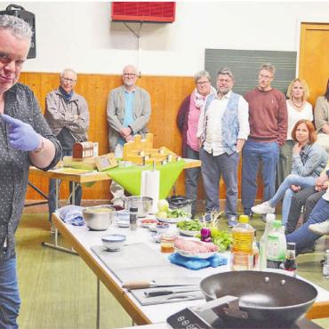 Beide Tanten hätten Freude - Peter Denlo ist nicht nur ein ausgezeichneter Schauspieler und Autor, er versteht auch etwas vom Kochen und den richtigen Lebensmitteln. Er weiss auch genau, wo man diese erhält. Bilder: Chregi Hansen