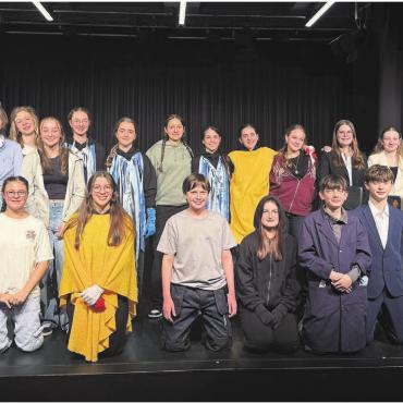 Zurück in die eigene Jugend - Zufriedene Gesichter nach der Premiere des Theaterstücks «Die Dernière». Bilder: abi