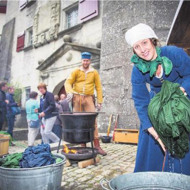 Ganz im Zeichen des Handwerks - Auf Schloss Hallwyl wird das Färberhandwerk beleuchtet. Bilder: pd