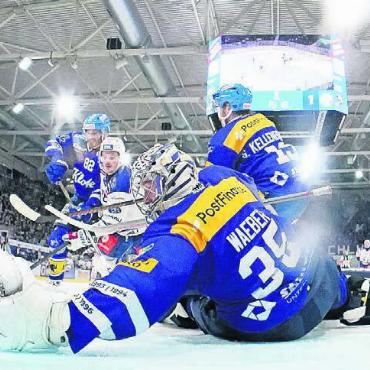 Der Lange und der Würfel - Spielszene zwischen Kloten und den ZSC Lions. Bild: Freshfocus
