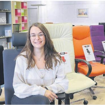Büro Weber AG – der kompetente Partner - Die Büro Weber AG bietet eine gut assortierte Ausstellung. Markus Webers Tochter Tamara steht den Kunden mit Rat und Tat zur Seite. Bild: sa