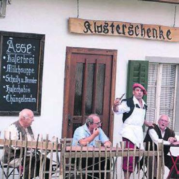 Für viel Spektakel sorgen - Aus der nahen Schenke wird das Geschehen kommentiert. Bild: chh