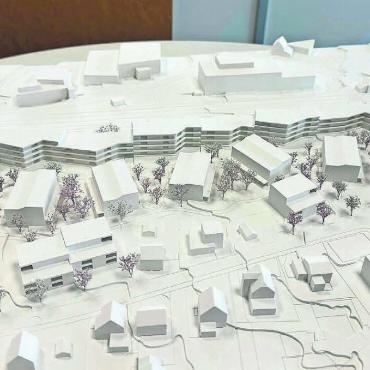 Farnbühl erhält neues Gesicht - Die Baukosten liegen bei rund 80 Millionen Franken. Das lange Riegelgebäude (hinten) bietet den sechs Reihenhäusern (und eigentlich dem ganzen Quartier) einen Lärmschutz. Dieses Modell ist ausgestellt im Gemeindehaus. Bild: Stefan Sprenger
