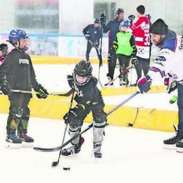 Auf dem Eis mit den Stars - Die Kinder kamen in den Genuss, sich einen Vormittag lang mit ihren Eishockey-Vorbildern zu messen. Neben dem Training und den Spielen nutzten es einige auch, um sich Tipps zu holen. Bilder: Josip Lasic
