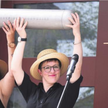 Auch ein Ort der grossen Freude - Die Schulleitung, Sandra Passerini und Barbara Bolliger, durfte von Vizeammann Thomas Burkard die Zeitkapsel in Empfang nehmen.