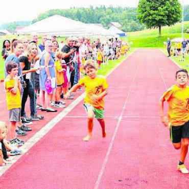 Der «schnellst Aristauer» - Achtung, fertig, los. Die Kinder geben alles bis ins Ziel.
Bild: zg