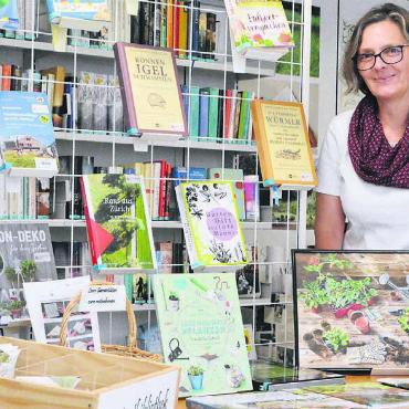 Unabhängig durch Saatgut - Ines Allenbach hat vor einem Jahr die «Seed Library» in die Bibliothek nach Arni gebracht. Bilder: Celeste Blanc / zg
