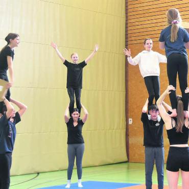 Manege frei für vier Jahreszeiten - Mit Spass bei der Sache: In der Isenlauf-Turnhalle entsteht eine neue Arabas-Akrobatiknummer. Bild: gsp