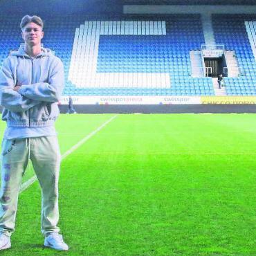 Torgarant mit Humor - Lars Villiger in «seiner» Swissporarena, wo er die meisten seiner Tore für den FC Luzern erzielt hat. Im Gegensatz zu vielen anderen Fussballern wird der Sinser nicht besonders gern fotografiert. Bild: Josip Lasic
