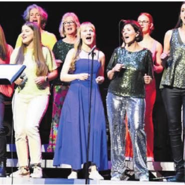 Vom Schulzimmer auf die Bühne - Für Jugendliche und Erwachsene: Der Fun-Chor und das Musical-Ensemble singen mehrstimmige Lieder aus Pop, Rock und Musical.