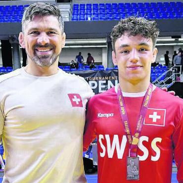 Brunner in guter Form - Saya Brunner (rechts) mit Greco-Nationaltrainer Volker Hirt. Bild: zg