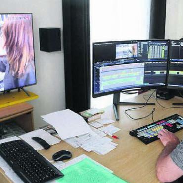 Alles für das perfekte Bild - Sind die Aufnahmen im Kasten, fängt die Arbeit im Studio an, das sich Peter Steger in seinem Haus in Büttikon eingerichtet hat. Hier erhält der Videofilm den Feinschliff. Dazu nutzt Steger modernste Technik.