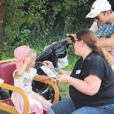 Fast schon zu heiss zum Feiern - Ein Schnappschuss für das Familienalbum beim Kinderschminken.