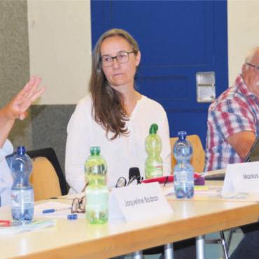 Eine Frage des Rechnens - SP-Nationalrätin Jacqueline Badran findet den «Isleren»-Verkauf zu diesem Preis fragwürdig und viel zu tief. Das Pro-Komitee und die Gemeindebehörden hingegen sind der Meinung, man müsse den Verkauf als Teil des Ganzen anschauen. V. l.: Jacqueline Badran, Markus Mötz (FDP), Moderatorin Katia Röthlin, Lieni Füglistaller (SVP) und Alfred Gantner (Verwaltungsratspräsident Real North AG). Bild: Sabrina Salm